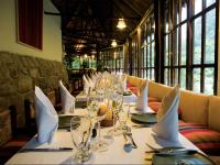una mesa larga con copas de vino y servilletas. en Inkaterra Machu Picchu Pueblo Hotel, en Machu Picchu
