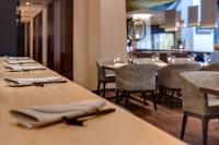 uma mesa com guardanapos num restaurante em Clayton Hotel Düsseldorf City Centre em Düsseldorf