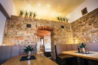 uma sala de jantar com uma parede de pedra e uma mesa em Hotel Westerkamp em Osnabrück