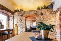 uma sala de jantar com uma mesa e uma parede de tijolos em Hotel Westerkamp em Osnabrück