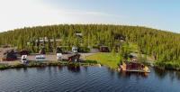 Una isla en medio de un lago con un resort en Camp Alta Kiruna, en Kiruna