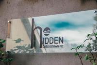 Ein Zertifikat, Auszeichnung, Logo oder anderes Dokument, das in der Unterkunft Hidden Lodge Queenstown ausgestellt ist