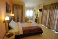 Postel nebo postele na pokoji v ubytování Faros Luxury Suites