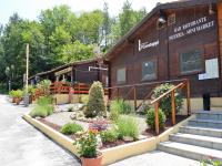 Un edificio con un montón de plantas delante. en Camping Village Mugello Verde, en San Piero a Sieve