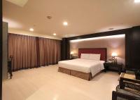 a bedroom with a large bed in a room at Shihzuwan Hotel – Kaohsiung Station in Kaohsiung