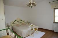 A bed or beds in a room at Addisora Appartamenti