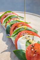 ティローロにあるGolserhofの皿にトマトと卵を挟んだサンドイッチ