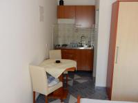 Kuchyňa alebo kuchynka v ubytovaní Apartments Indira II