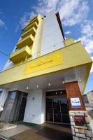 un edificio con un edificio amarillo y blanco en Hotel Sakuranbo, en Yamagata