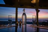 een fles water zittend op een tafel met twee glazen bij Scenic Hotel Punakaiki in Punakaiki