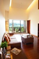a living room with a couch and a coffee table at Luminous Hot Spring Resort &amp; SPA in Luye
