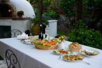 Jedlo v ubytovaní bed & breakfast alebo blízkom okolí
