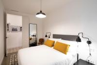 Posteľ alebo postele v izbe v ubytovaní Aspasios Sagrada Familia Apartments