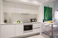 A kitchen or kitchenette at Habitat Apartments ADN