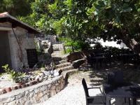 A garden outside B&B La Scapola