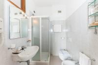 A bathroom at Zenit Hotel