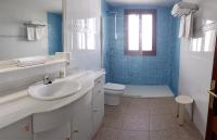 Łazienka w obiekcie Apartamentos Xaloc HRC