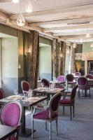 Posezení v ubytování Logis Hôtel Le Beaulieu