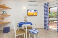 TV a/nebo společenská místnost v ubytování Apartman Karmen