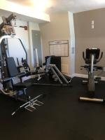 Crescent Suites Hotelにあるフィットネスセンターまたはフィットネス設備