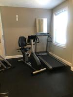 Crescent Suites Hotelにあるフィットネスセンターまたはフィットネス設備