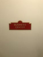 Crescent Suites Hotelに飾ってある許可証、賞状、看板またはその他の書類