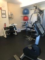 Crescent Suites Hotelにあるフィットネスセンターまたはフィットネス設備