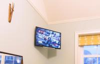 TV a/nebo společenská místnost v ubytování Wildwood B&B