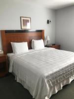 Crescent Suites Hotelにあるベッド