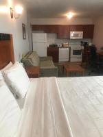 Crescent Suites Hotelにあるキッチンまたは簡易キッチン