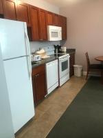 Crescent Suites Hotelにあるキッチンまたは簡易キッチン