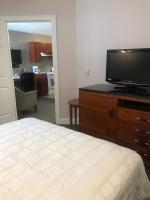 Crescent Suites Hotelにあるテレビまたはエンターテインメントセンター