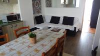 Kuchyňa alebo kuchynka v ubytovaní House Marcone - pool