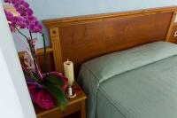 A bed or beds in a room at Hotel Alsen