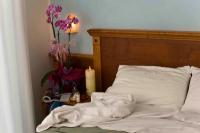 A bed or beds in a room at Hotel Alsen