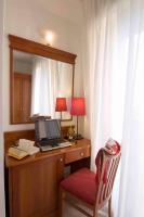 A television and/or entertainment centre at Hotel Alsen