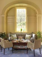 ein Wohnzimmer mit einer Couch und einem Tisch in der Unterkunft Plas Nanteos Mansion in Aberystwyth