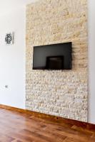 Televízia a/alebo spoločenská miestnosť v ubytovaní House & Apartment Palača