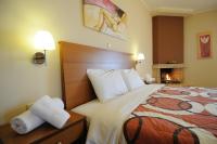 Postel nebo postele na pokoji v ubytování Faros Luxury Suites
