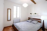Llit o llits en una habitaci&oacute; de GregBnb-com - T2 Cosy et design - PARKING INCLUS - WiFi - 15min Gare