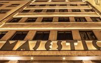 un gran cartel en el costado de un edificio en Hotel Majestic, en Belgrado