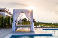 Bazén v ubytovaní Bellevue Villas with private pool alebo v jeho blízkosti
