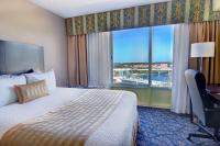 The Barrymore Hotel Tampa Riverwalkにあるベッド
