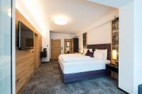 Ein Bett oder Betten in einem Zimmer der Unterkunft Arthur's Hotel und Apartments am Achensee