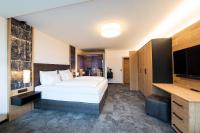 Ein Bett oder Betten in einem Zimmer der Unterkunft Arthur's Hotel und Apartments am Achensee