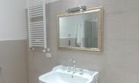 A bathroom at Appartamento tra mare e storia