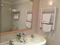 A bathroom at Hotel Excelsior
