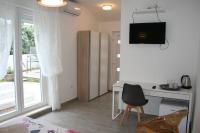 TV a/nebo společenská místnost v ubytování Room with garden
