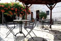 Patio lub wspólna przestrzeń na świeżym powietrzu w obiekcie Archontiko Blana