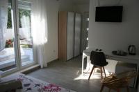 TV a/nebo společenská místnost v ubytování Room with garden